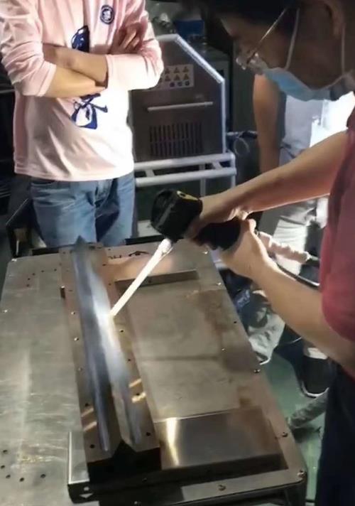 熔喷布模具用什么清洗?——干冰清洗熔喷布模具